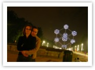 (214/218):Anita & Pascal przed Atomium w nocy